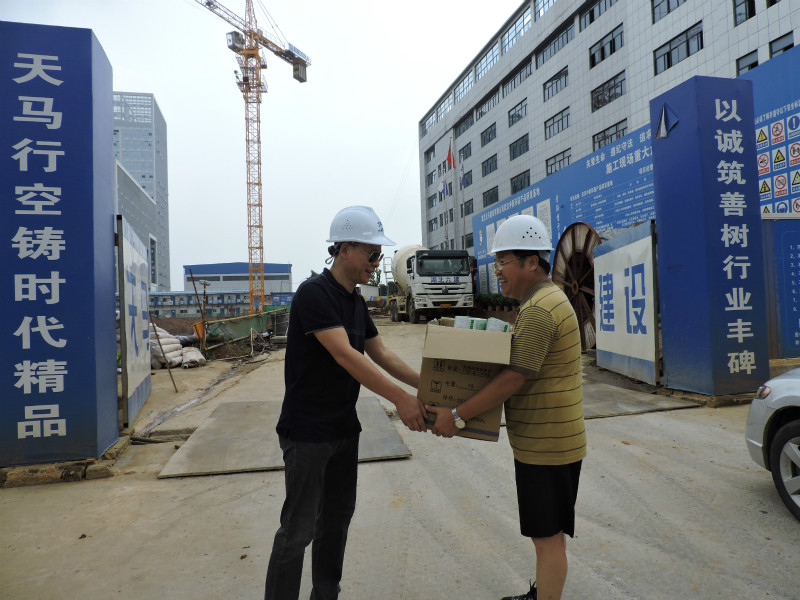 天馬建設(shè)集團(tuán)開展“夏日送清涼”慰問(wèn)工地一線工人